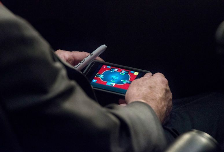 NWO Poker Puppet: McCain Busted Playing iPhone Game as Senate Syria War Vote Takes Place